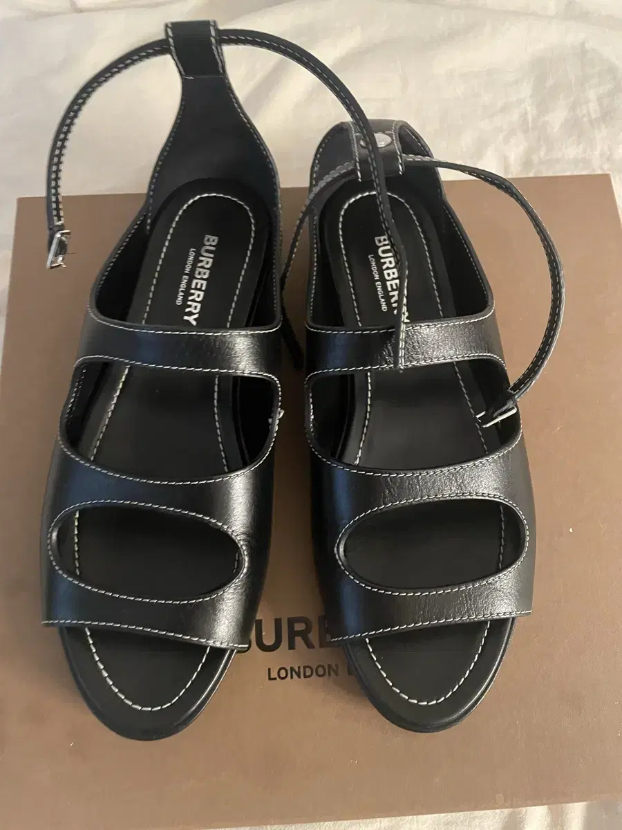 (uk4) Burberry 블랙 샌들 Kiersten Sandals